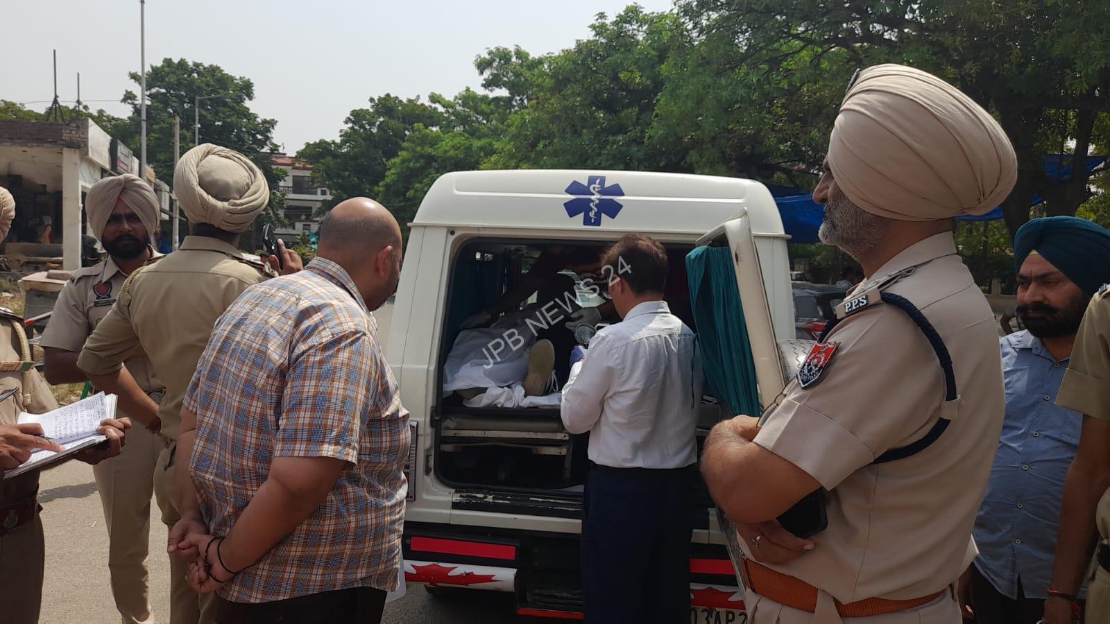 Read more about the article ਮੋਹਾਲੀ ਵਿੱਚ ਕਾਰ ‘ਚੋਂ ਮਿਲੀ ਵਿਅਕਤੀ ਦੀ ਲਾਸ਼; ਪਹਿਲੀ ਨਜ਼ਰੇ ਇਹ ਖੁਦਕੁਸ਼ੀ ਦਾ ਮਾਮਲਾ ਜਾਪਦਾ ਹੈ: ਐੱਸ.ਐੱਸ.ਪੀ., ਮੋਹਾਲੀ