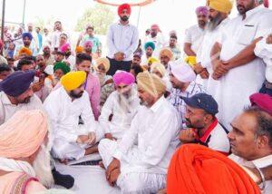 Read more about the article ਭਗਵੰਤ ਮਾਨ ਸਿੱਧੂ ਮੂਸੇਵਾਲਾ ਦੇ ਘਰ ਪੁੱਜੇ, ਪਰਿਵਾਰ ਨੂੰ ਦਿੱਤਾ ਇਨਸਾਫ਼ ਦਾ ਭਰੋਸਾ – Bhagwant Mann arrives at Sidhu Musewala’s house, assures justice to family