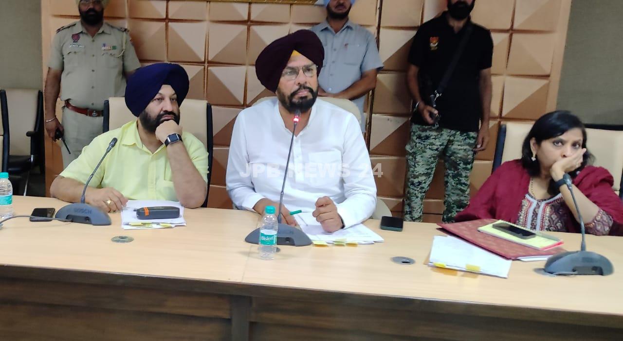 Read more about the article ਪੇਂਡੂ ਵਿਕਾਸ ਅਤੇ ਪੰਚਾਇਤ ਮੰਤਰੀ ਕੁਲਦੀਪ ਧਾਲੀਵਾਲ ਨੇ ਐਫ.ਆਈ.ਆਰ ਦਰਜ ਕਰਨ ਦੀ ਕੀਤੀ ਸਿਫਾਰਸ਼