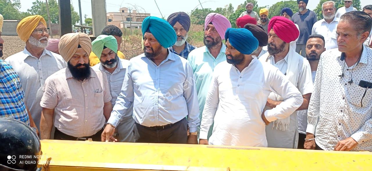 You are currently viewing ਵਿਧਾਇਕ ਬਲਕਾਰ ਸਿੰਘ ਨੇ ਕਿਸਾਨਾਂ ਨੂੰ ਝੋਨੇ ਦੀ ਸਿੱਧੀ ਬਿਜਾਈ ਲਈ ਕੀਤਾ ਉਤਸ਼ਾਹਿਤ