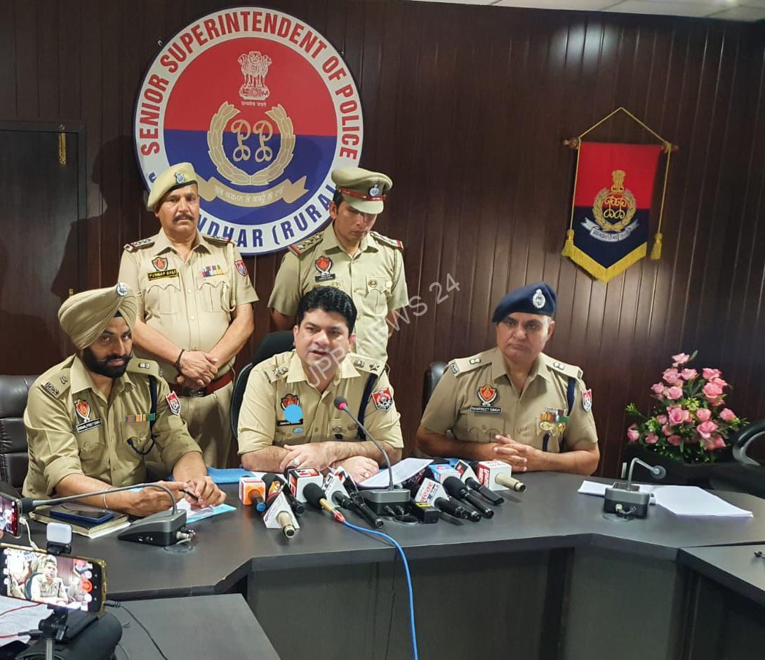 Read more about the article ਕਬੱਡੀ ਖਿਡਾਰੀ ਸੰਦੀਪ ਨੰਗਲ ਅੰਬੀਆ ਕਤਲ ਕੇਸ ‘ਚ 2 ਸ਼ਾਰਪ ਸ਼ੂਟਰਾਂ ਸਮੇਤ 5 ਹੋਰ ਗ੍ਰਿਫਤਾਰ – ਜਲੰਧਰ ਕੰਟਰੀਸਾਈਡ ਪੁਲਿਸ ਨੂੰ ਮਿਲੀ ਵੱਡੀ ਕਾਮਯਾਬੀ