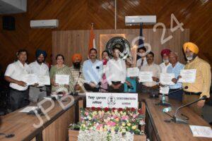 Read more about the article ਡੀਸੀ ਨੇ 38 ਸਕੂਲਾਂ ਨੂੰ ਸਵੱਛ ਵਿਦਿਆਲਿਆ ਪੁਰਸਕਾਰ ਪ੍ਰਦਾਨ ਕੀਤਾ