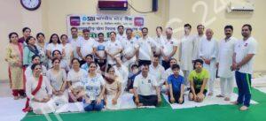 Read more about the article ਵਿਸ਼ਵ ਯੋਗ ਦਿਵਸ ਦੇ ਸੰਦਰਭ ਵਿੱਚ ਅੱਜ ਸਟੇਟ ਬੈਂਕ ਆਫ਼ ਇੰਡੀਆ ਦੇ ਜਲੰਧਰ ਖੇਤਰੀ ਵਪਾਰਕ ਦਫ਼ਤਰ ਵੱਲੋਂ ਆਦਰਸ਼ ਨਗਰ ਦੇ ਗੀਤਾ ਮੰਦਿਰ ਵਿਖੇ ਯੋਗਾ ਕੈਂਪ ਲਗਾਇਆ ਗਿਆ।