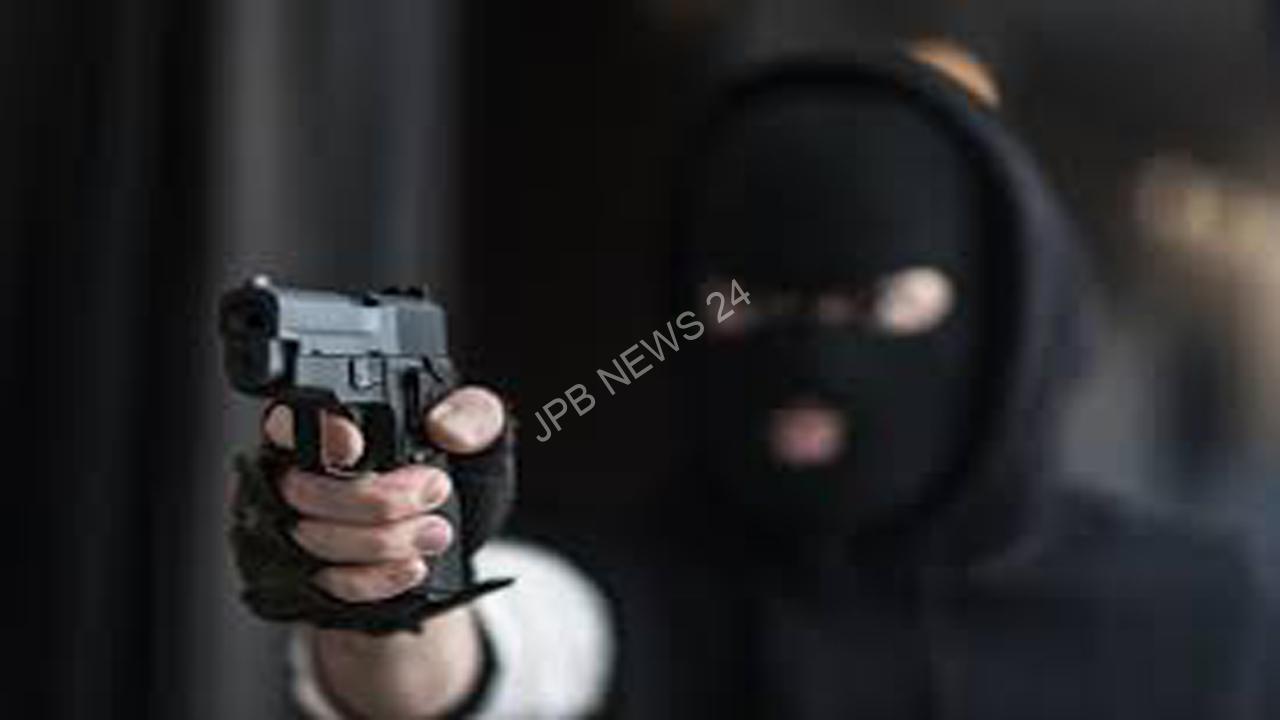 You are currently viewing ਪੰਜਾਬ ‘ਚ ਨਹੀਂ ਰੁਕ ਰਿਹਾ ਅਪਰਾਧ: ਦਿਨ-ਦਿਹਾੜੇ ਪ੍ਰਾਪਰਟੀ ਡੀਲਰ ਤੋਂ ਲੁੱਟੇ 1 ਕਰੋੜ