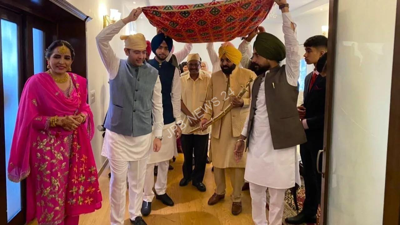 Read more about the article ਭਗਵੰਤ ਮਾਨ ਨੇ ਕੀਤਾ ਗੁਰਪ੍ਰੀਤ ਕੌਰ ਨਾਲ ਵਿਆਹ, ਦੇਖੋ ਵਿਆਹ ਦੀਆਂ ਪਹਿਲੀਆਂ ਤਸਵੀਰਾਂ