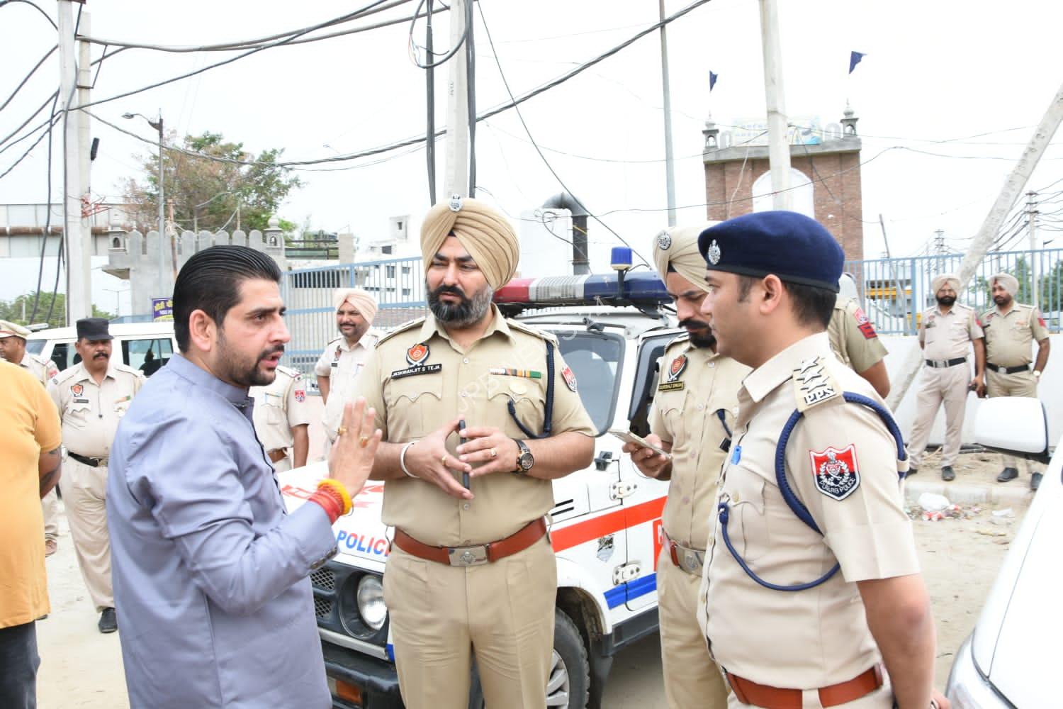 Read more about the article ਪੁਲਿਸ  ਵਲੋਂ ਗੈਂਗਸਟਰਾਂ ਅਤੇ ਨਸ਼ਿਆਂ ਖਿਲਾਫ ਚਲਾਈ ਵਿਸ਼ੇਸ਼ ਮੁਹਿੰਮ,ਕਈ ਥਾਵਾਂ ਤੇ ਕੀਤੀ ਛਾਪੇਮਾਰੀ