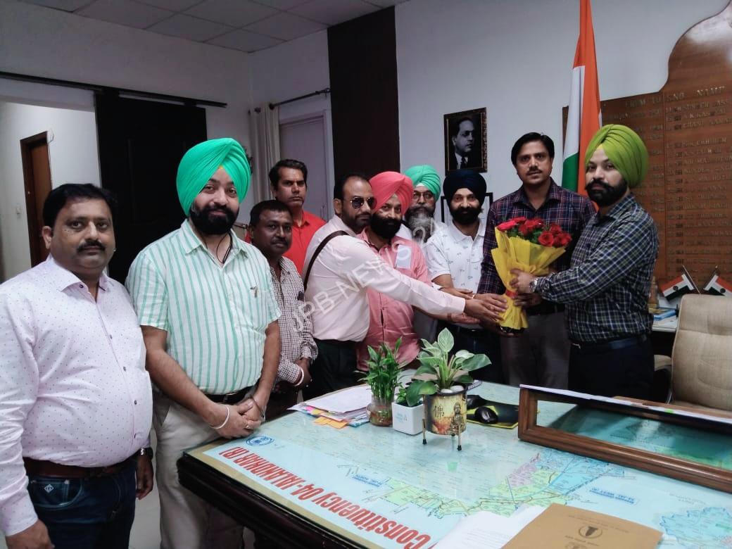 Read more about the article ਡੀ.ਐੱਮ.ਏ ਨੇ ਜਲੰਧਰ ਦੇ ਨਵੇਂ ਡਿਪਟੀ ਕਮਿਸ਼ਨਰ ਜਸਪ੍ਰੀਤ ਸਿੰਘ ਨੂੰ ਫੁੱਲਾਂ ਦਾ ਗੁਲਦਸਤਾ ਭੇਂਟ ਕਰਕੇ ਕੀਤਾ ਸਵਾਗਤ