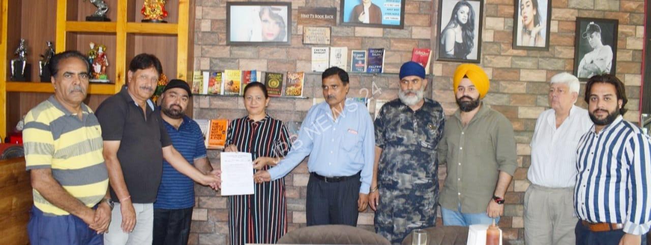 Read more about the article ਡਾ: ਜਸਲੀਨ ਸੇਠੀ ਨੇ ਨਿਊ ਜਵਾਹਰ ਨਗਰ ਮਾਰਕੀਟ ਐਸੋਸੀਏਸ਼ਨ ਨੂੰ ਭਰੋਸਾ ਦਿਵਾਇਆ ਕਿ ਜਲਦੀ ਹੀ ਮੰਡੀ ਵਿੱਚ ਸੁਧਾਰ ਕੀਤਾ ਜਾਵੇਗਾ