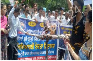 Read more about the article ਪੋਸਟ ਮੈਟ੍ਰਿਕ ਸਕਾਲਰਸ਼ਿਪ ਸਕੀਮ ਦੀ ਬੰਦ ਪਈ ਸਾਈਟ ਨੂੰ ਖੋਲ੍ਹਣ ਲਈ ਵਿਦਿਆਰਥੀਆਂ ਨੇ ਡੀਸੀ ਦਫ਼ਤਰ ਦਾ ਘਿਰਾਓ ਕੀਤਾ