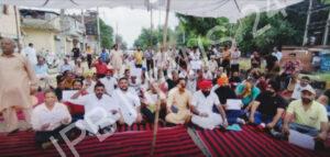 Read more about the article ਕਪੂਰਥਲਾ ਰੋਡ ਨੂੰ ਬਣਾਉਣ ਲਈ ਇਲਾਕਾ ਨਿਵਾਸੀਆਂ ਵੱਲੋਂ ਕੀਤਾ ਰੋਡ ਜਾਮ