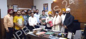 Read more about the article ਆਖਰੀ ਉਮੀਦ ਵੈਲਫੇਅਰ ਸੋਸਾਇਟੀ ਵੱਲੋਂ ADC ਜਲੰਧਰ Amit Sareen ਨੂੰ NGO ਵੱਲੋ ਨਿਭਾਈਆਂ ਜਾ ਰਹੀਆਂ ਸੇਵਾਵਾਂ ਬਾਰੇ ਕਰਵਾਇਆ ਗਿਆ ਜਾਣੂ