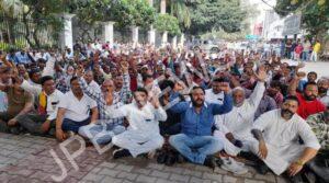 Read more about the article भारी गिनती में निगम कर्मचारी धरने पर,कामकाज पूरी तरह से ठप