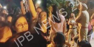 Read more about the article चंडीगढ़ यूनिवर्सिटी की 60 छात्राओं का नहाते हुए वीडियो हुआ वायरल, 8 ने की खुदकुशी की कोशिश,स्टूडेंट्स ने पलटी पुलिस की गाड़ी