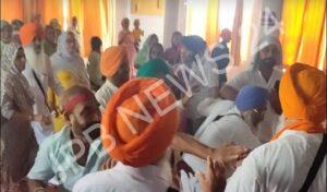 Read more about the article गुरुद्वारा साहिब में 2 गुटों में जमकर चले लात घूंसे, उतरी पगड़ियां