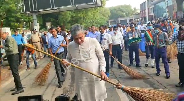 रेलमंत्री ने हज़रत निज़ामुद्दीन रेलवे स्‍टेशन का निरीक्षण किया तथा रेलवे पर स्‍वच्‍छता पखवाड़े के कार्यों की शुरूआत की