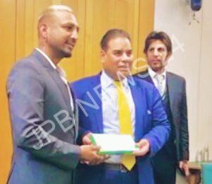 Read more about the article ਪੰਜਾਬੀ ਗਾਇਕ ਅੰਮ੍ਰਿਤ ਸਾਬ੍ਹ ਨੂੰ ਇੰਗਲੈਂਡ ਦੀ ਪਾਰਲੀਮੈਂਟ ‘ਚ ਮਿਲਿਆ ਪੰਜਾਬੀ ਮਿਊਜ਼ਿਕ ਆਈਕਨ ਅਵਾਰਡ