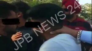 Read more about the article स्कूल के सामने लड़कियों को छेड़ने वाले युवकों को लोगों ने दौड़ा-दौड़ा कर पीटा