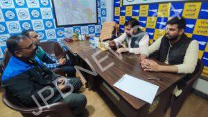 Read more about the article टैगोर अस्पताल वाली रोड का निर्माण सोमवार से होगा शुरू, MLA रमन अरोड़ा के निर्देश पर बेटे राजन ने अफसरों के साथ की मीटिंग