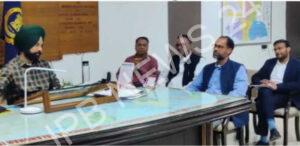 Read more about the article आदमपुर फ्लाईओवर और सड़क की समस्या को लेकर लोगों के साथ डीसी ऑफिस पहुंचे पूर्व विधायक