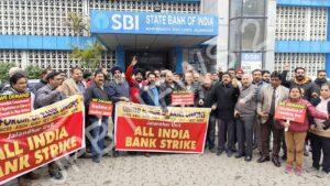 Read more about the article SBI के सिटी बैंक शाखाओं के कर्मचारियों ने SBI मुख्य शाखा में अपनी मांगों के विरोध में विशाल प्रदर्शन किया