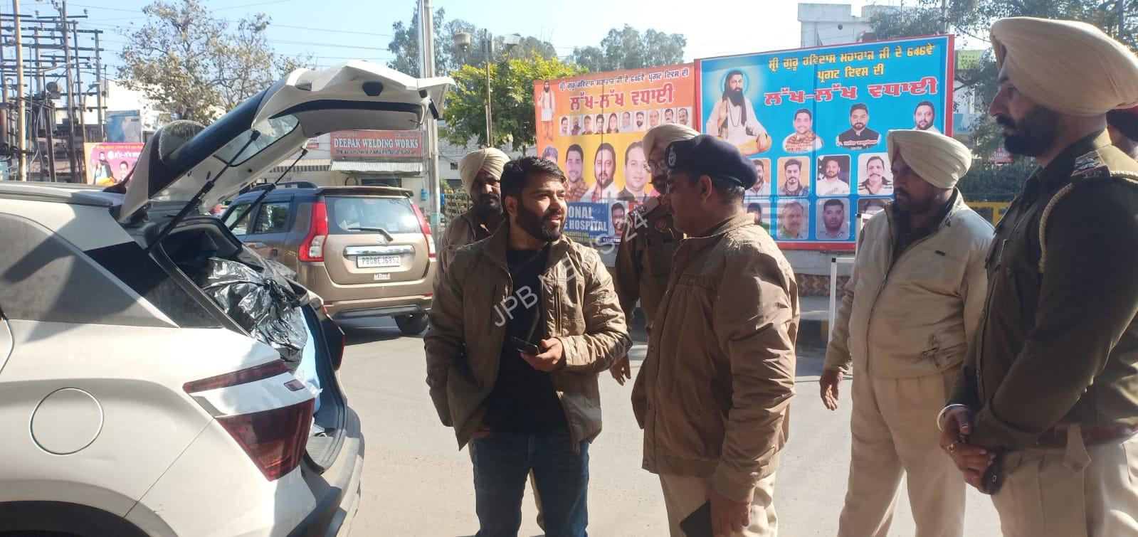 You are currently viewing जालंधर वेस्ट में पुलिस ने चलाया सघन चेकिंग अभियान,कर रहे हैं हर गाड़ी की चैकिंग