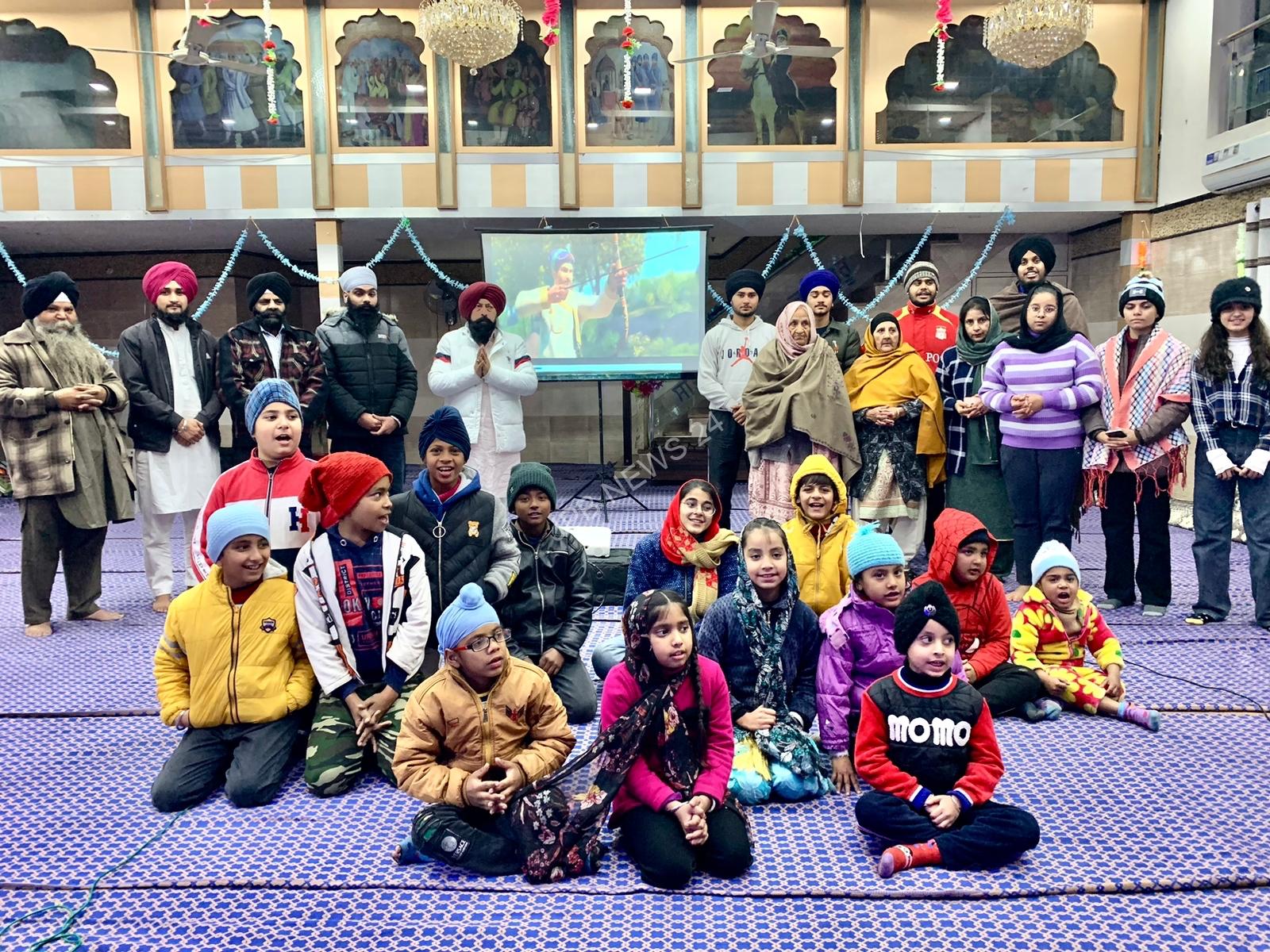 You are currently viewing ਧੰਨ ਧੰਨ ਮਾਤਾ ਗੁਜਰੀ ਸੇਵਾ ਸੋਸਾਇਟੀ ਵੱਲੋਂ ਪੂਰਨਮਾਸ਼ੀ ਦੇ ਮੌਕੇ ਤੇ ਗੁਰਦੁਆਰਾ ਸਿੰਘ ਸਭਾ ਬਸਤੀ ਗੁਜ਼ਾਂ ਵਿਖੇ ਵਿਖਾਈ ਗਈ ਧਾਰਮਿਕ ਫਿਲਮ