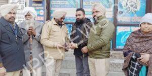 Read more about the article जालंधर ट्रैफिक पुलिस के ASI कुलदीप सिंह ने सड़क पर गिरा पर्स युवक लौटाया