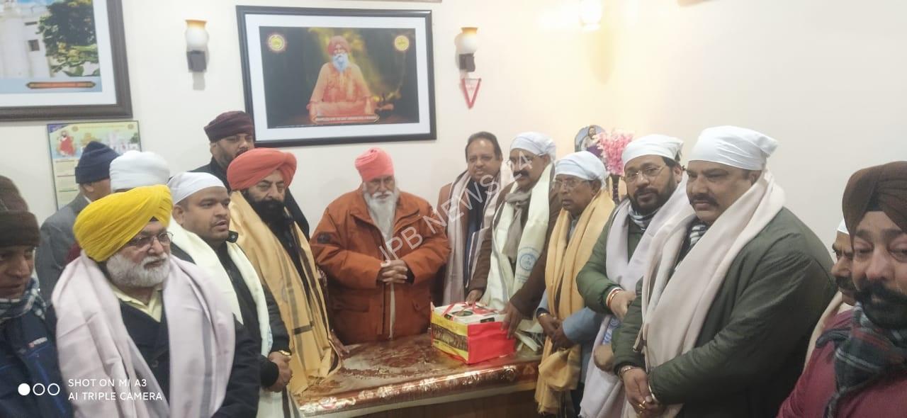 You are currently viewing अश्वनी शर्मा डेरा सचखंड बल्लां में हुए नतमस्तक