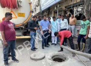 Read more about the article विधायक रमन अरोड़ा ने वार्ड नम्बर 18 में सुपर सेक्सन मशीन लगवाकर करवाया सीवरेज की समस्या का हल