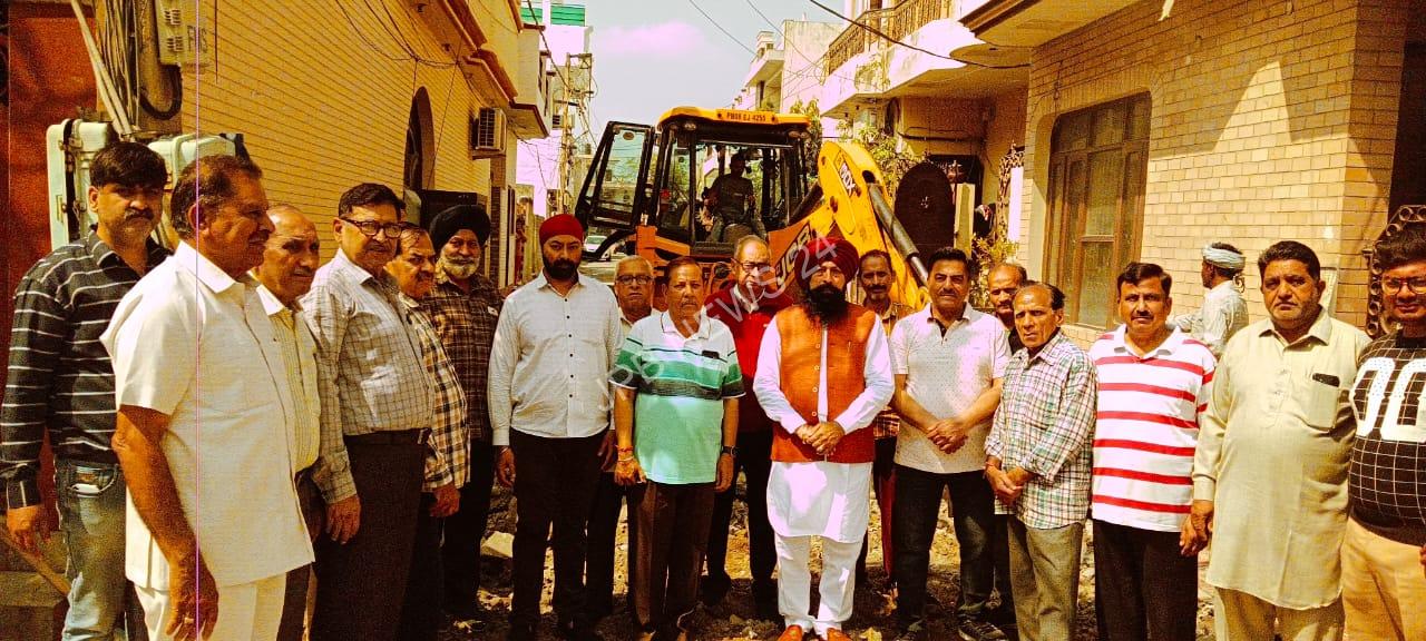 You are currently viewing ਵਾਰਡ ਨੰਬਰ 45 ਵਿੱਚ ਚੱਲ ਰਹੇ ਵਿਕਾਸ ਕਾਰਜਾਂ ਦਾ ਭਾਟੀਆ ਦੰਪਤੀ ਨੇ ਕੀਤਾ ਨਿਰੀਖਣ