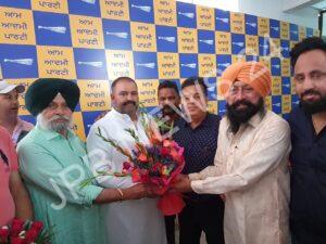 Read more about the article ਸ੍ਰੀ ਸੁਸ਼ੀਲ ਰਿੰਕੂ ਜੀ ਦੇ ਮੈਂਬਰ ਪਾਰਲੀਮੈਂਟ ਬਣਨ ਤੇ ਸਾਬਕਾ ਸੀਨੀਅਰ ਡਿਪਟੀ ਮੇਅਰ ਕਮਲਜੀਤ ਭਾਟੀਆ ਨੇ ਵੱਖ-ਵੱਖ ਸੁਸਾਇਟੀਆਂ ਤੇ ਆਪਣੇ ਸਾਥੀਆਂ ਨਾਲ ਮਿਲ ਕੇ ਦਿੱਤੀ ਵਧਾਈ ਅਤੇ ਰਿੰਕੂ ਜੀ ਦਾ ਕੀਤਾ ਸਨਮਾਨ