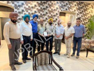 Read more about the article ਫ਼ਿਕਰ-ਏ-ਹੋਦ ਸੰਸਥਾ ਵੱਲੋਂ ਸਰਦਾਰ ਜਗਜੀਤ ਸਿੰਘ ਤੂਰ ਨੂੰ ਵਧੀਆ ਕਾਰਗੁਜ਼ਾਰੀ ਲਈ ਮੂਮੈਂਟੋ ਦੇ ਕੇ ਕੀਤਾ ਸਨਮਾਨਿਤ