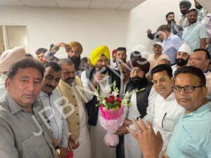 Read more about the article ਕੈਬਨਿਟ ਮੰਤਰੀ ਬਣਨ ਤੋਂ ਬਾਅਦ ਸਰਦਾਰ ਬਲਕਾਰ ਸਿੰਘ ਜੀ ਦੇ ਜਲੰਧਰ ਪਹੁੰਚਣ ਤੇ ਸਰਦਾਰ ਕਮਲਜੀਤ ਸਿੰਘ ਭਾਟੀਆ ਨੇ ਆਪਣੇ ਸਾਥੀਆਂ ਸਮੇਤ ਕੀਤਾ ਸਨਮਾਨ