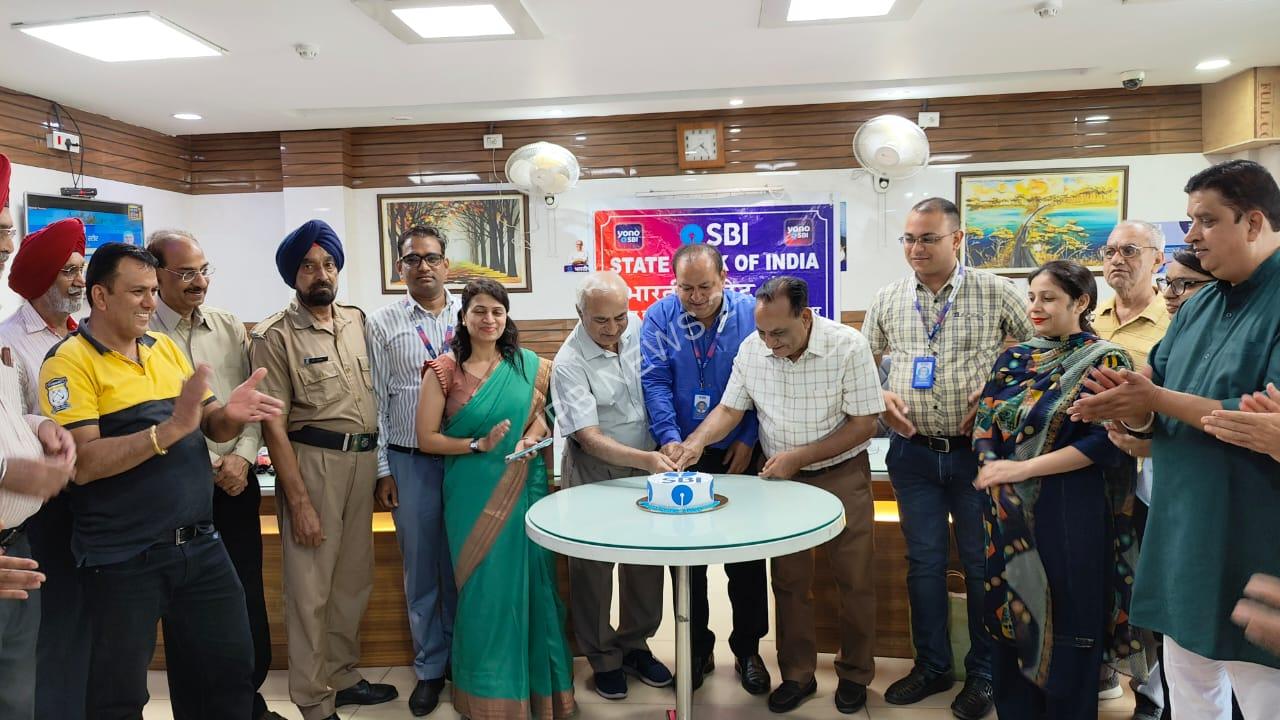 You are currently viewing भारतीय स्टेट बैंक के समृद्धि शाखा ने अपना आठवा स्थापना वर्ष मनाया