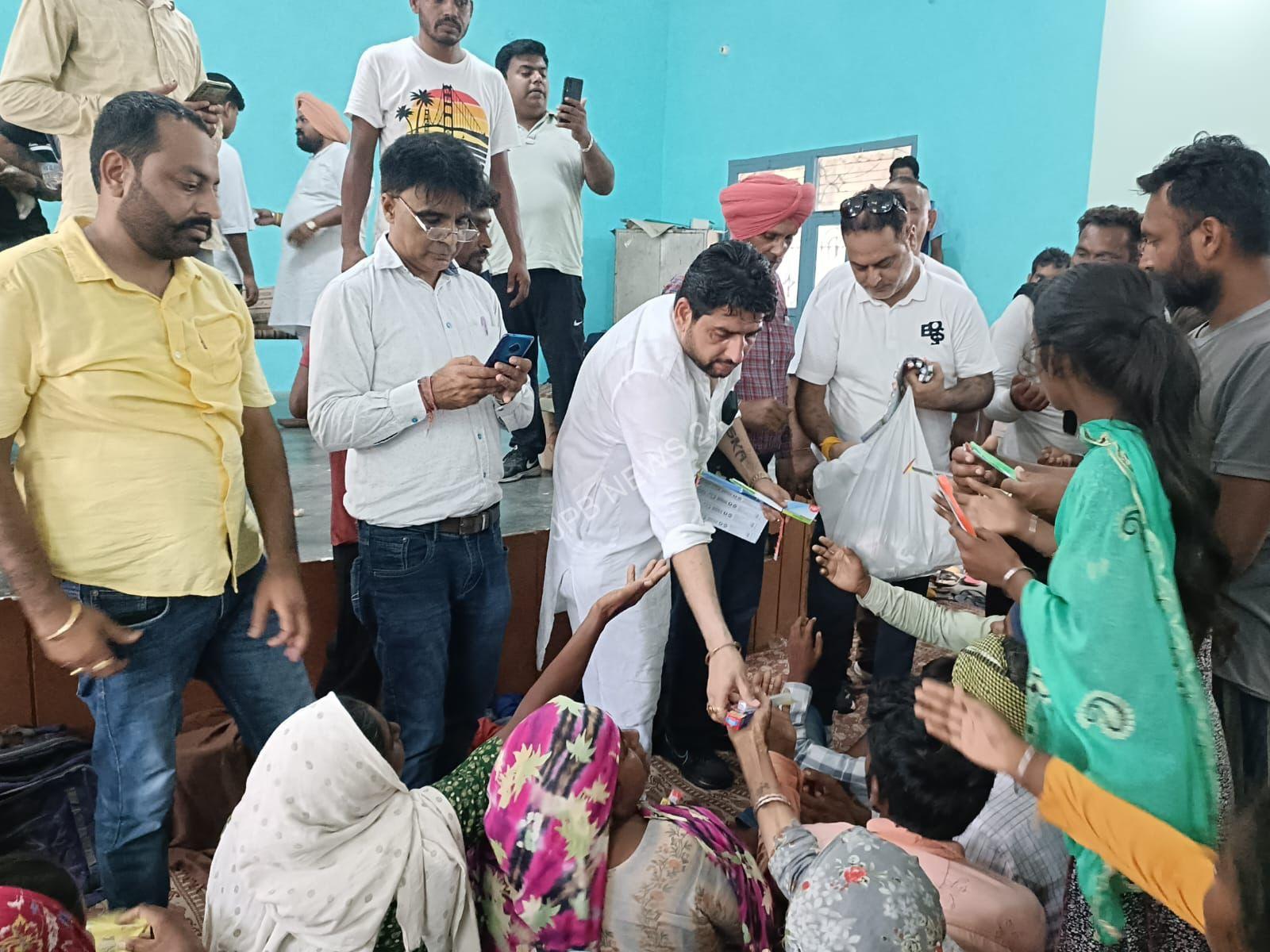 Read more about the article ਸ਼ੀਤਲ ਅੰਗੁਰਾਲ ਜੀ ਹੜ੍ਹ ਪ੍ਰਭਾਵਿਤ ਲੋਕਾਂ ਦੀ ਮਦਦ ਲਈ ਮੌਕੇ ‘ਤੇ ਪਹੁੰਚੇ।