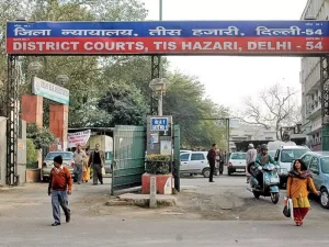 Read more about the article तीस हजारी कोर्ट में वकीलों की लड़ाई से फायरिंग  – Firing due to fight of lawyers in tis hazari court