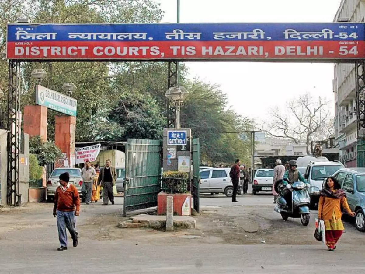 Read more about the article तीस हजारी कोर्ट में वकीलों की लड़ाई से फायरिंग  – Firing due to fight of lawyers in tis hazari court