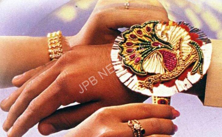 भाई की कलाई पर राखी बांधते समय इस मंत्र का जाप करें। Chant this mantra while tying rakhi on brother's wrist.