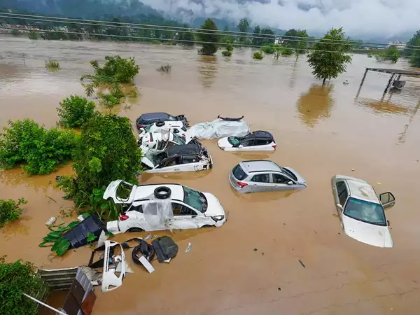 हिमाचल प्रदेश ने बारिश के कारण विश्वविद्यालय को 19 अगस्त तक निलंबित कर दिया है। Himachal pradesh suspends university till august 19 due to rain.