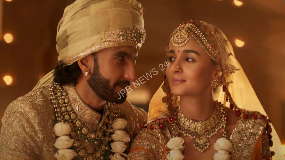 Read more about the article करण जौहर ने खुलासा किया कि आलिया भट्ट ने रॉकी और रानी की प्रेम कहानी गाने में अपनी असली शादी की मेहंदी लगाई थी। Karan johar revealed that alia bhatt used her real wedding mehndi in the song rocky and rani’s love story.