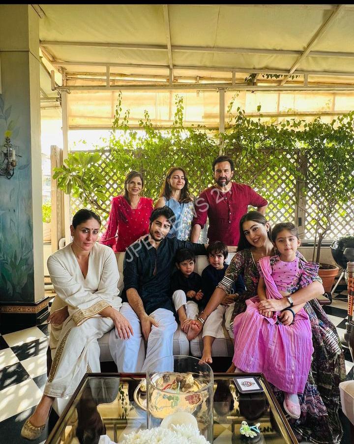 करीना कपूर के घर सारा अली खान ने जेह को राखी बांधी - Sara ali khan ties rakhi to jeh at kareena kapoor's house.