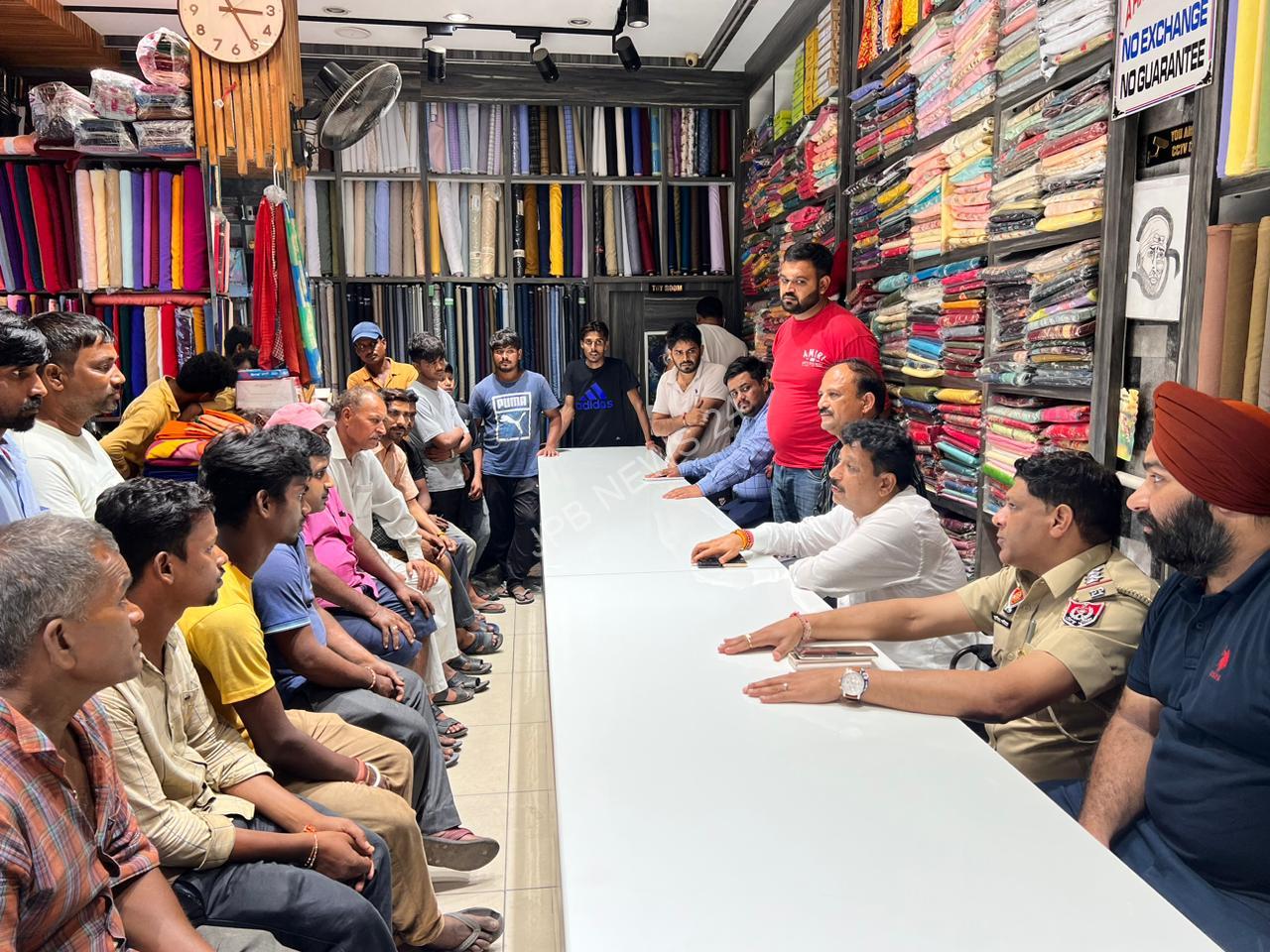 Read more about the article रामा मंडी में विधायक रमन अरोड़ा ने पुलिस अधिकारियों के संघ रेहड़ी-फड़ी वाले लोगों से की मीटिंग – In rama mandi, MLA raman arora held a meeting with the police officers’ union and street vendors.