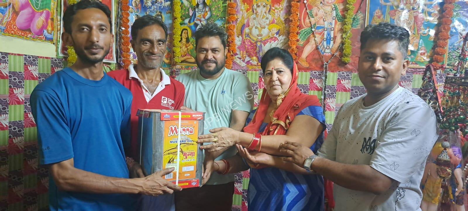 Read more about the article जय माता मल देवी सोसाइटी की ओर से सरसों का तेल लंगर लगाने के लिए किया भेंट – Jai mata mal devi society donated mustard oil for langar.