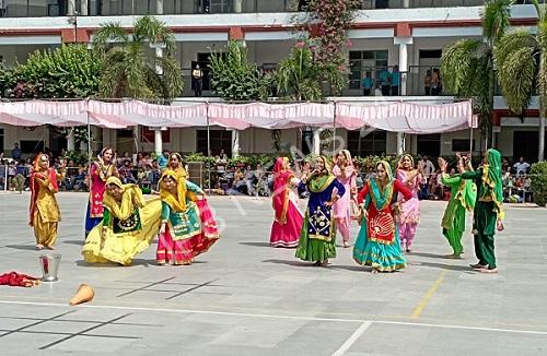 पुलिस डी.ए.वी स्कूल में रोलर स्केटिंग में बच्चों ने दिखाई अपनी कला - Children showed their art in roller skating in police D.A.V school