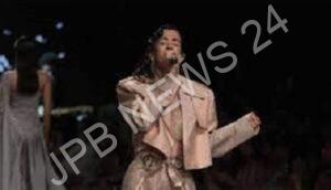 Read more about the article सबा आजाद ने दिखाया अपना गायन, नृत्य कौशल लैक्मे फैशन वीक के मंच पर – Saba azad showed her singing, dancing skills on the stage of lakme fashion week