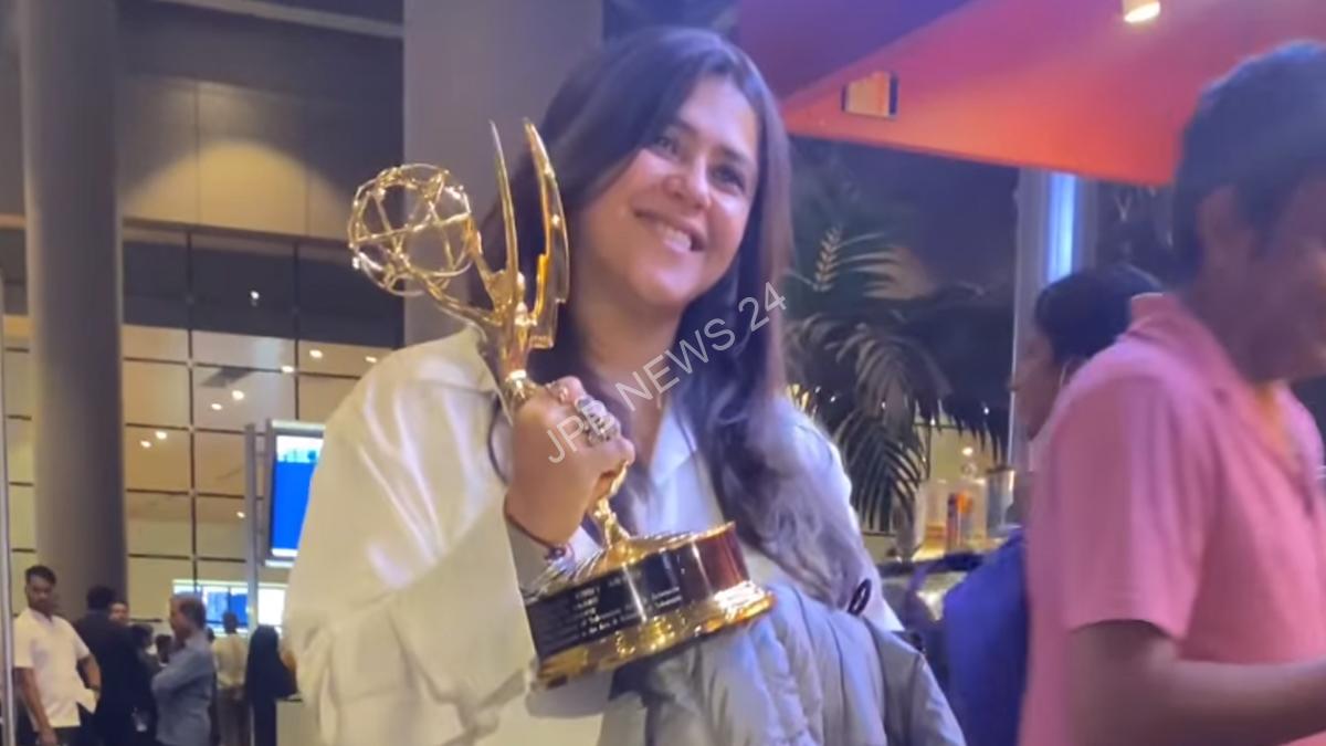 You are currently viewing अंतर्राष्ट्रीय एमी सम्मान के बाद भारत लौटीं एकता कपूर, प्रशंसकों ने कहा – Ekta kapoor returns to india after international emmy recognition, fans said