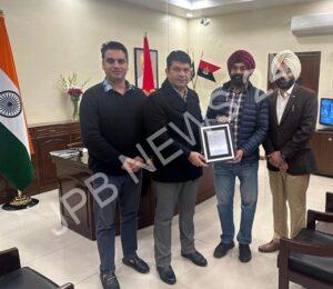 Read more about the article ਫਿਕਰ ਏ ਹੋਂਦ ਸੰਸਥਾ ਨੇ ਕਮਿਸ਼ਨਰ ਸ਼੍ਰੀ ਸਵਪਨ ਸ਼ਰਮਾ (IPS) ਨੂੰ ਸ਼ਹਿਰ ਵਿੱਚ ਕਾਨੂੰਨ ਅਤੇ ਵਿਵਸਥਾ ਨੂੰ ਲਾਗੂ ਕਰਨ ਲਈ ਓਹਨਾ ਦੀ ਸ਼ਲਾਘਾ ਕਰਦੇ ਹੋਏ ਕੀਤਾ ਸਨਮਾਨਿਤ