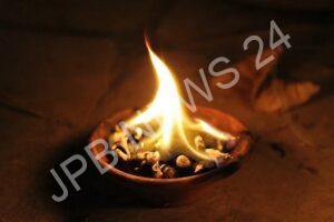 Read more about the article रोज शाम को घर में कपूर जलाने से मां लक्ष्मी प्रसन्न होंगी और घर में सुख-शांति बनी रहेगी। By burning camphor in the house every evening, Goddess lakshmi will be pleased, there will be peace and happiness in the house