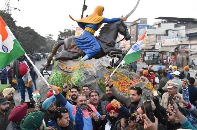 On reaching jalandhar city, the MP welcomed the tableau by showering flowers and said that it is a symbol of the country's glorious history and rich heritage. tableau of punjab