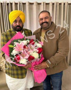 Read more about the article लोकसभा सदस्य सुशील कुमार रिंकू ने नववर्ष की शुरुआत मुख्यमंत्री से जालंधर के विकास कार्यों पर चर्चा से की, सीएम को फूलों का गुलदस्ता भेंट कर दी बधाई – Lok sabha member sushil kumar rinku started the new year by discussing the development works of jalandhar with the chief minister, congratulated the CM by presenting him a bouquet of flowers